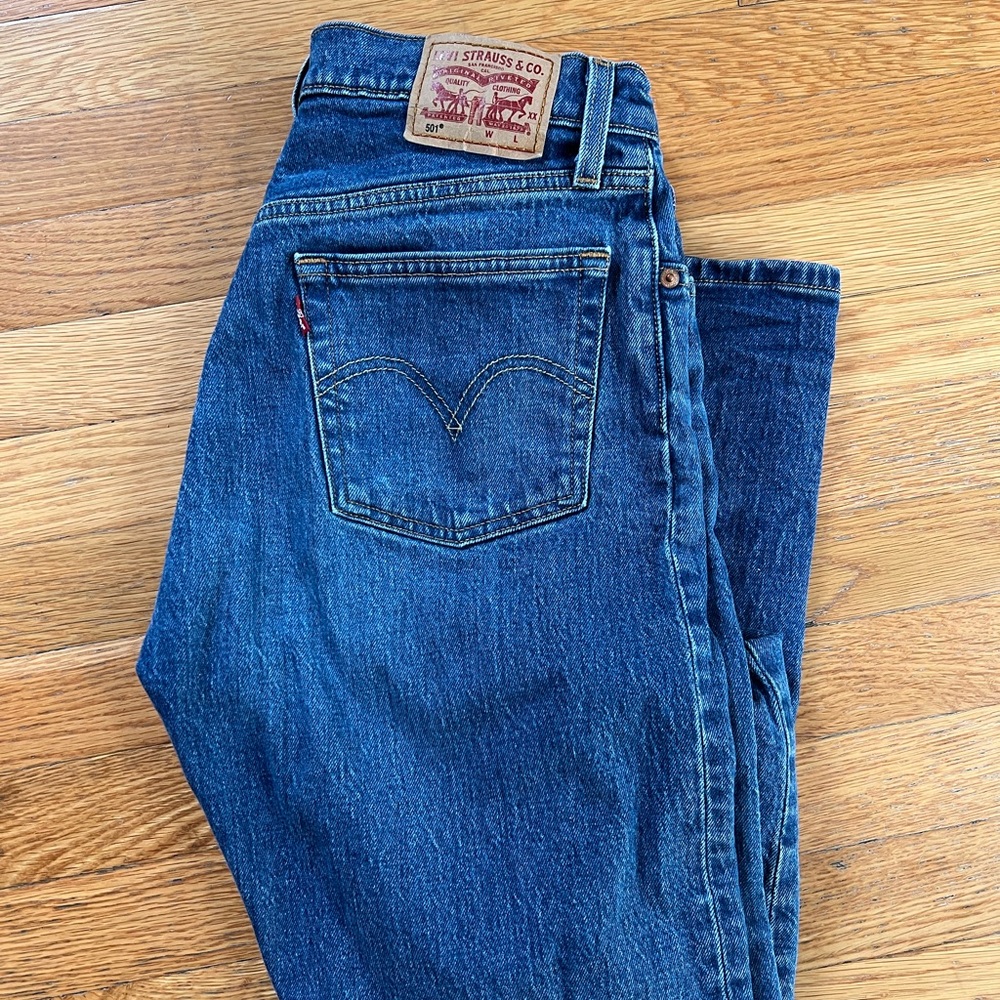 Levi 501 medium wash - size 28